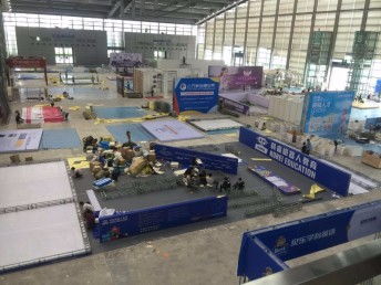 深圳广告公司如何利用签到板与桁架提升展会效果